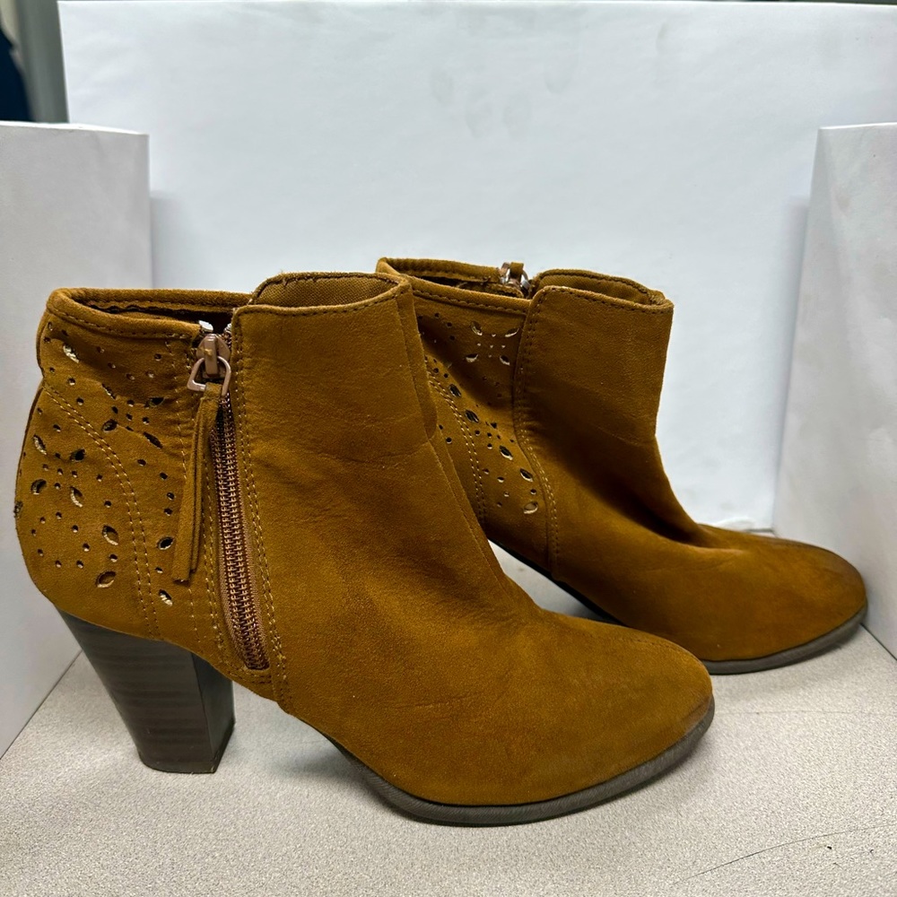 American Eagle ankle leather boots. Bin#3